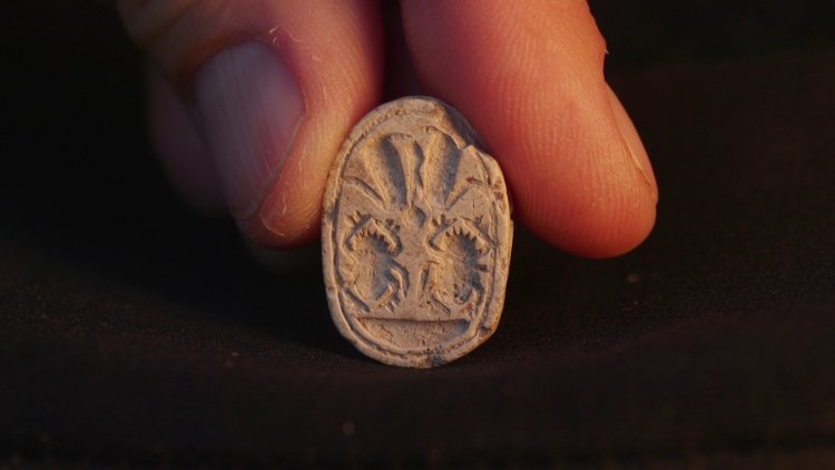 toddler finds ancient artifact on walk Israel