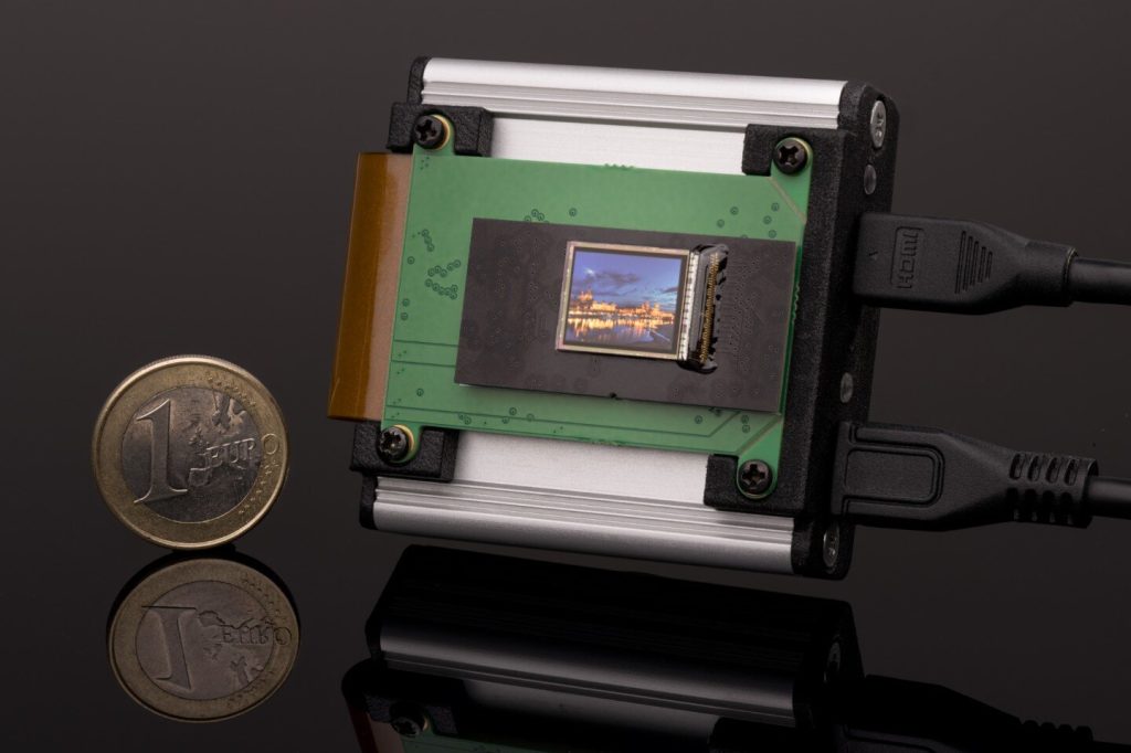 0.62-Inch SXGA High-Voltage CMOS Backplane with OLED.