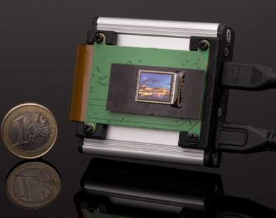 0.62-Inch SXGA High-Voltage CMOS Backplane with OLED.