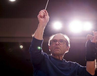 Resilient Maestro: Conductor Overcomes Parkinson’s with Pioneering Brain Device to Reclaim His Symphony