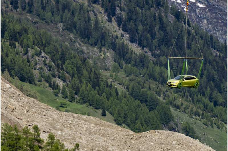 A helicopter evacuates a car from the village of Blatten. Helicopter evacuation