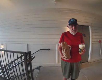Heartwarming TikTok Moment: Strangers Unite to Gift Over $21,000 to Dedicated Elderly DoorDasher