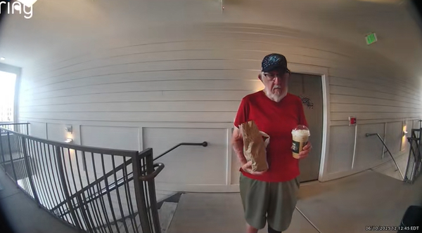 Heartwarming TikTok Moment: Strangers Unite to Gift Over $21,000 to Dedicated Elderly DoorDasher