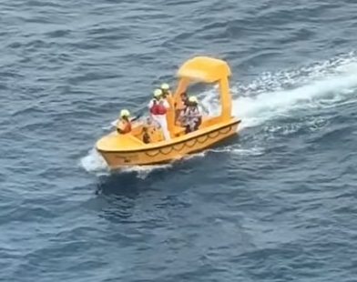 Heroic Father Dives into the Unknown: A Daring Rescue to Save His Daughter from the Depths