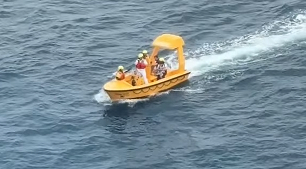 Heroic Father Dives into the Unknown: A Daring Rescue to Save His Daughter from the Depths