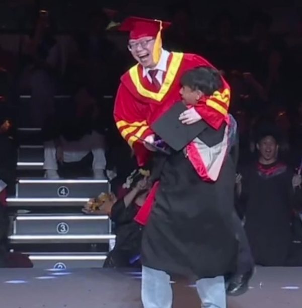 Joyful Triumph: Student Spins University President in Celebration of Achievement at Graduation Ceremony