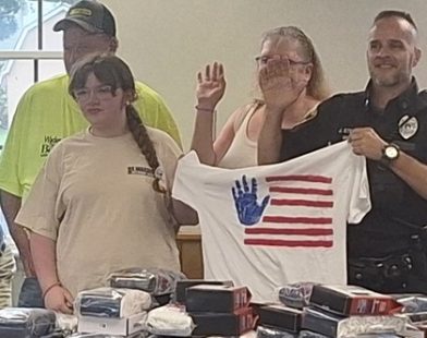 Little Hero, Big Heart: One Child’s Unwavering Kindness Unites a Town in Tribute to Local Veterans