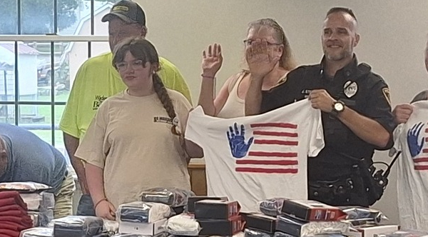 Little Hero, Big Heart: One Child’s Unwavering Kindness Unites a Town in Tribute to Local Veterans