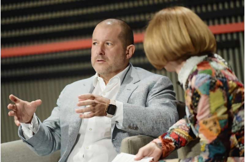 Jony Ive, the former design head at Apple, is collaborating with OpenAI to create an innovative gadget for generative artificial intelligence. Jony Ive, the former design head at Apple, is collaborating with OpenAI to create an innovative gadget for generative artificial intelligence.