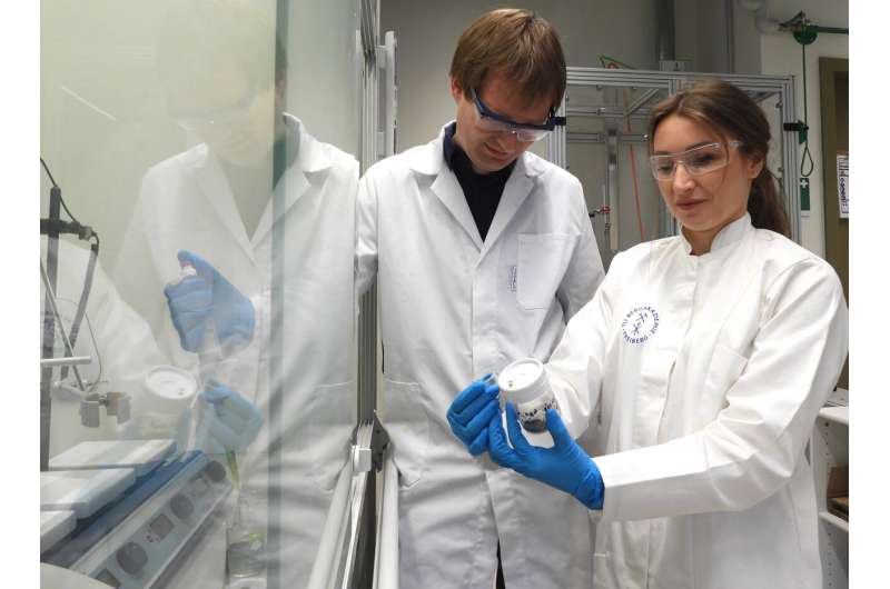 Team in the lab while taking samples. From left to right: Dr Pit Völs, Dr Lesia Sandig. Credit: TU Bergakademie Freiberg New method for sustainable recycling of rare earths from electrolysers