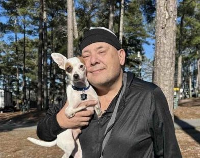 Heroic Chihuahua on Two Legs: Tiny Guardian Saves Owner’s Life from Heart Attack!