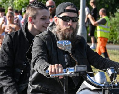 Prom Night Triumph: 1,500 Bikers Unite to Lift Bullied Teen's Spirits in Heartwarming Display of Solidarity