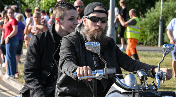 Prom Night Triumph: 1,500 Bikers Unite to Lift Bullied Teen's Spirits in Heartwarming Display of Solidarity