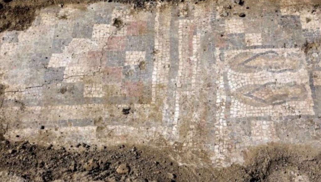 Ancient Aquatic Revelations: Newly Discovered Roman Mosaic Shows Striking Depiction of Flip-Flops at Pool’s Edge, Bridging Millennia of Leisure
