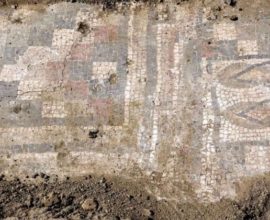 Ancient Aquatic Revelations: Newly Discovered Roman Mosaic Shows Striking Depiction of Flip-Flops at Pool’s Edge, Bridging Millennia of Leisure