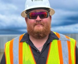 Bravery in Action: Heroic Construction Worker Leaps into Bay to Rescue Stranded Driver