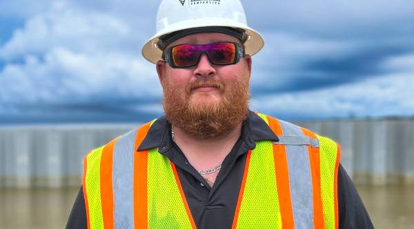 Bravery in Action: Heroic Construction Worker Leaps into Bay to Rescue Stranded Driver