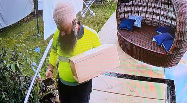 Heartfelt Delivery: Australian Postman's Simple Gesture of Kindness Captivates the Nation
