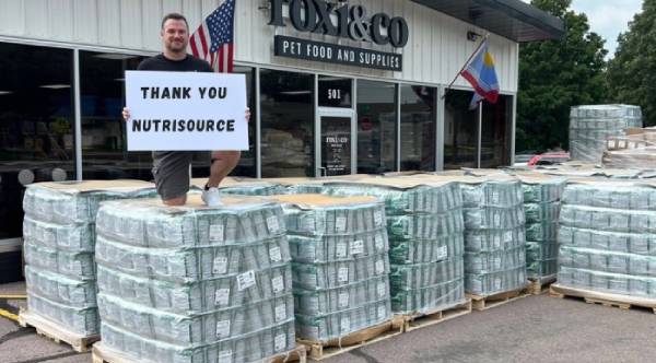 Heartwarming Community Response: Local Pet Store’s Call for Help Sparks $100K Dog Food Donation to Feed Pets in Need
