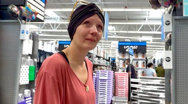 Kindness Blooms: Kindergarten Teacher Fighting Cancer Showered with Love in Heartwarming Surprise