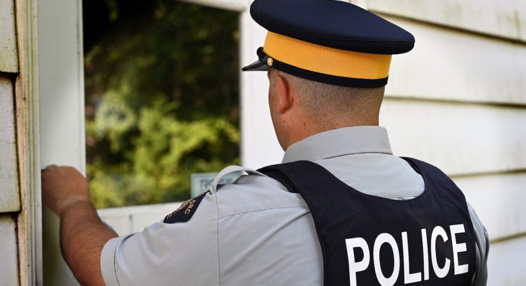 Unexpected Bond: How a Heartfelt Chat Between a Canadian Mountie and a Senior Altered Their Lives Forever