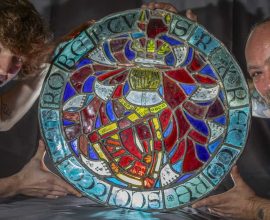 From Thrift to Throne: $25 Glasswork Unearthed, Potentially Linked to Scottish King Robert the Bruce!