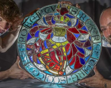 From Thrift to Throne: $25 Glasswork Unearthed, Potentially Linked to Scottish King Robert the Bruce!