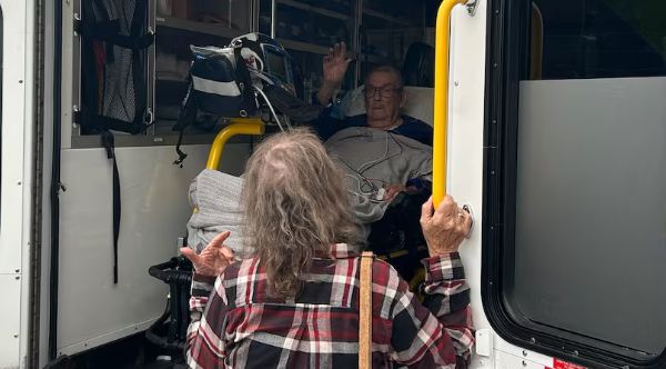 Heartwarming Miracle: Anonymous Hero Saves 100-Year-Old WWII Veteran, Bridging Generations with Compassion