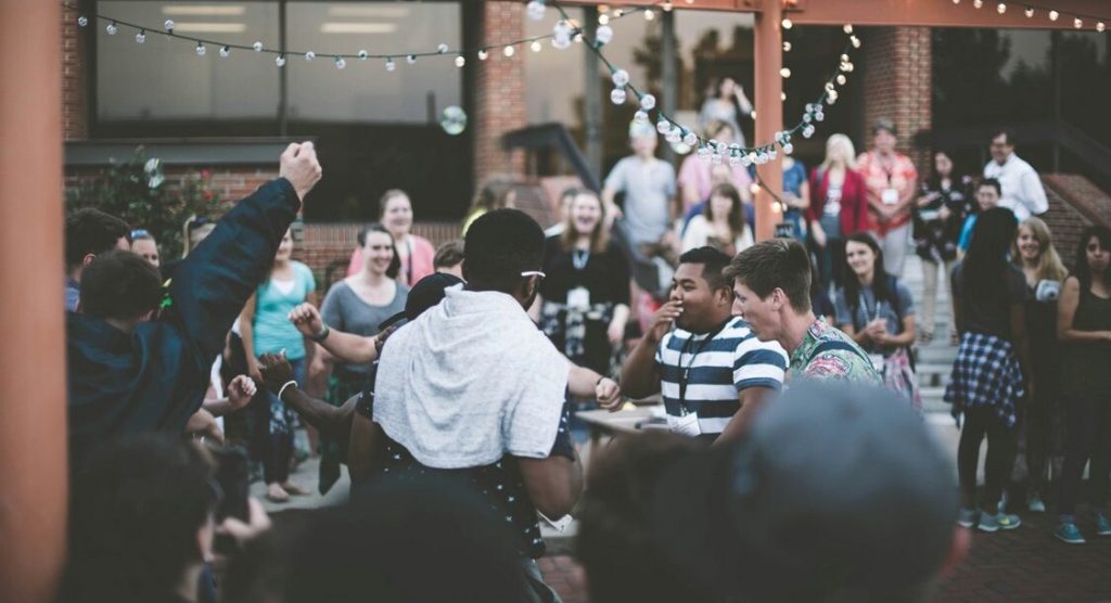 Rediscover Connection: Thousands Embrace the 'Offline' Revolution at Phone-Free Concerts and Events to Find Their Tribe