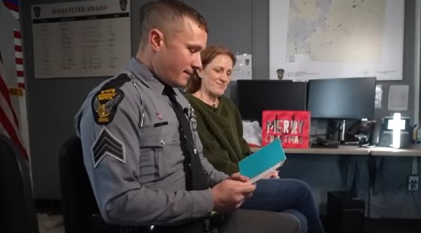 From Captor to Connection: The Heartwarming Journey of a Thank-You Card Sent Every Year for a Decade