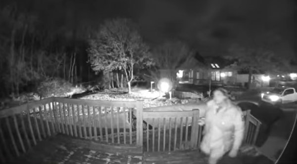 Heartwarming Holiday Surprise: Kind Stranger's Act of Kindness Brings Christmas Cheer to a Couples' Doorstep